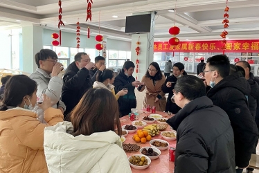 大年夜，新倉鎮黨委書記與留平職工共迎新春佳節